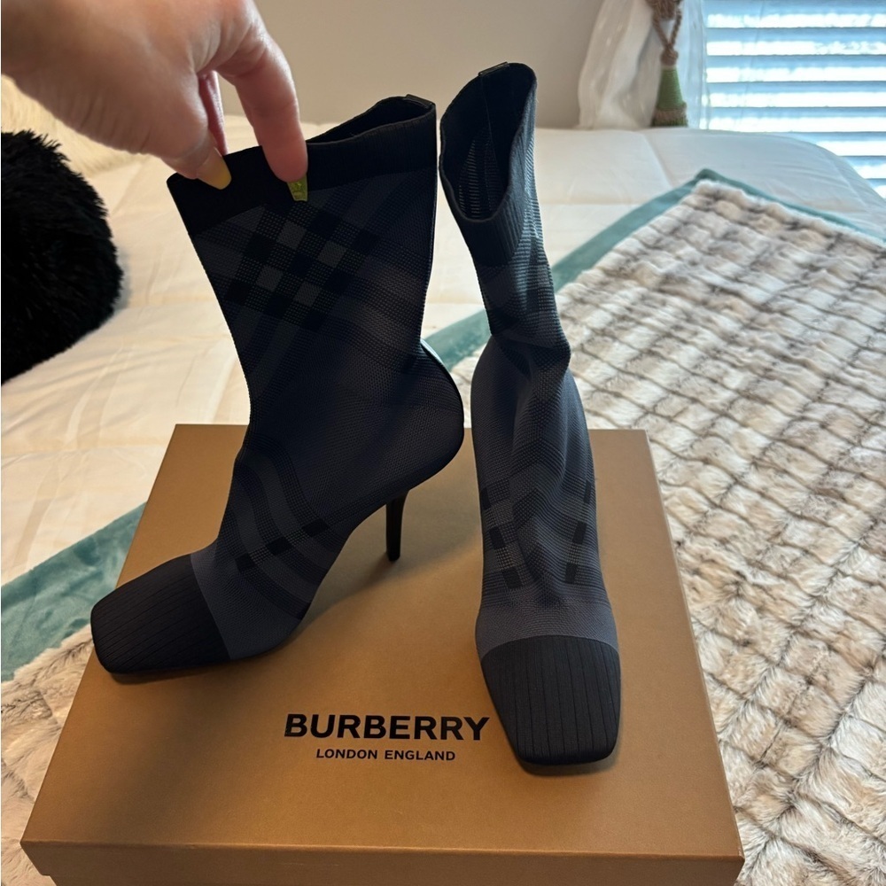 authentic Burberry dolman, booties in grey size 39.5 - Picture 7 of 9